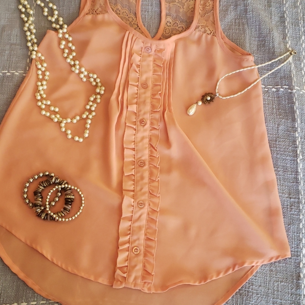 Blouse 🍑 lace detail with teardop back